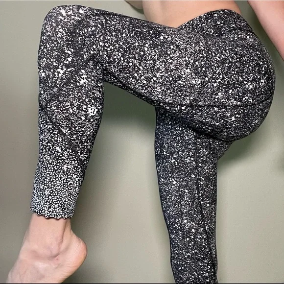 SOLD IN LIVE SHOW Lululemon Tight Stuff Tight II Splatter Scallop Hem - Picture 10 of 12
